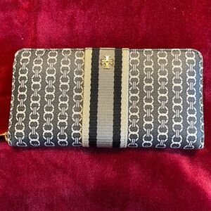 Tory Burch black and white Gemini link continental zipper wallet